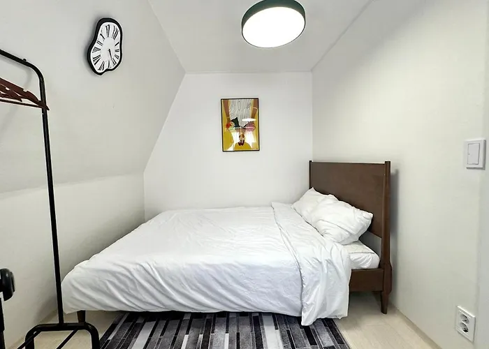1 Min To Subway , 3 Queen Beds , Up To 6 Guests , Center Seul