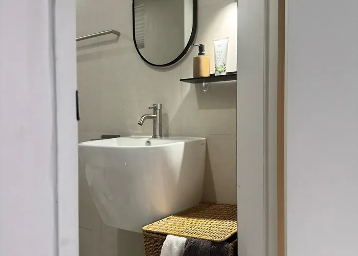 1 Min To Subway , 3 Queen Beds , Up To 6 Guests , Center
