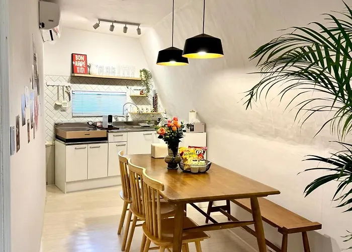 1 Min To Subway , 3 Queen Beds , Up To 6 Guests , Center *
