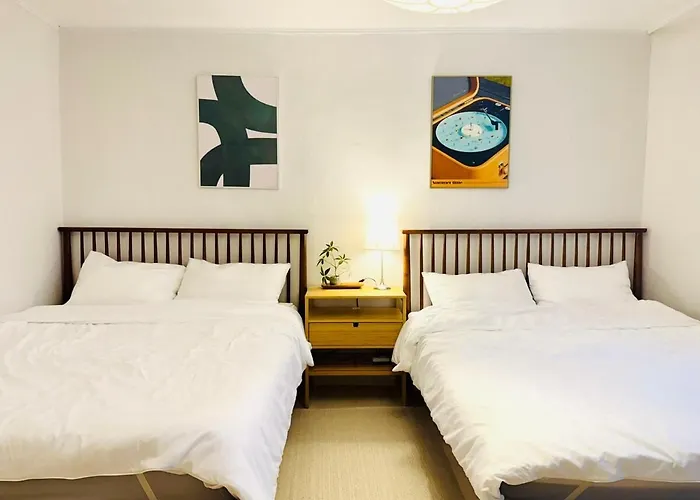 1 Min To Subway , 3 Queen Beds , Up To 6 Guests , Center *