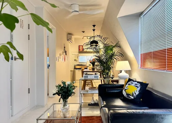 1 Min To Subway , 3 Queen Beds , Up To 6 Guests , Center *