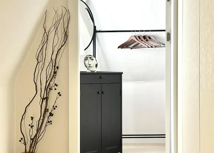 1 Min To Subway , 3 Queen Beds , Up To 6 Guests , Center *