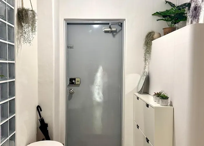 1 Min To Subway , 3 Queen Beds , Up To 6 Guests , Center * Seul