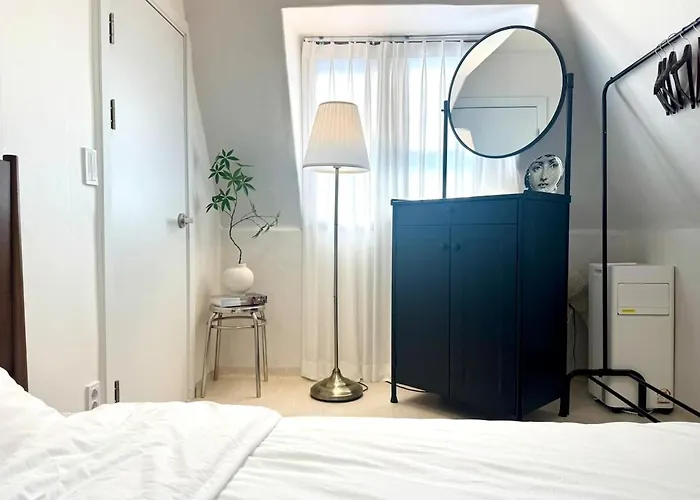 1 Min To Subway , 3 Queen Beds , Up To 6 Guests , Center *
