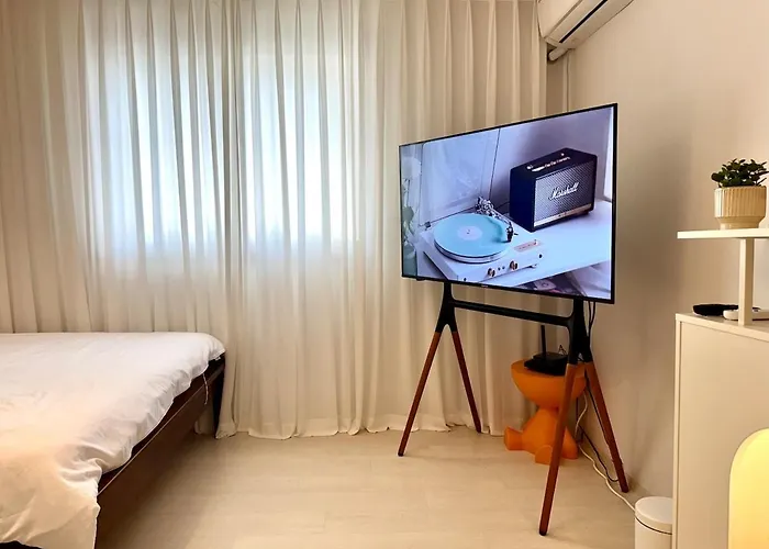 Appartamento 1 Min To Subway , 3 Queen Beds , Up To 6 Guests , Center