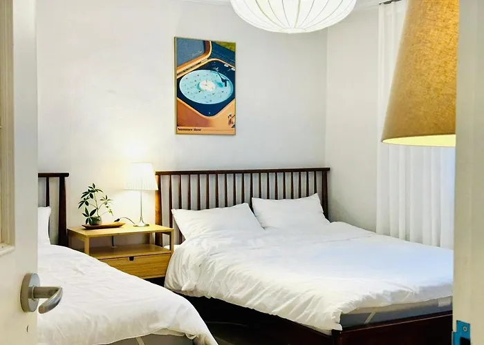 1 Min To Subway , 3 Queen Beds , Up To 6 Guests , Center