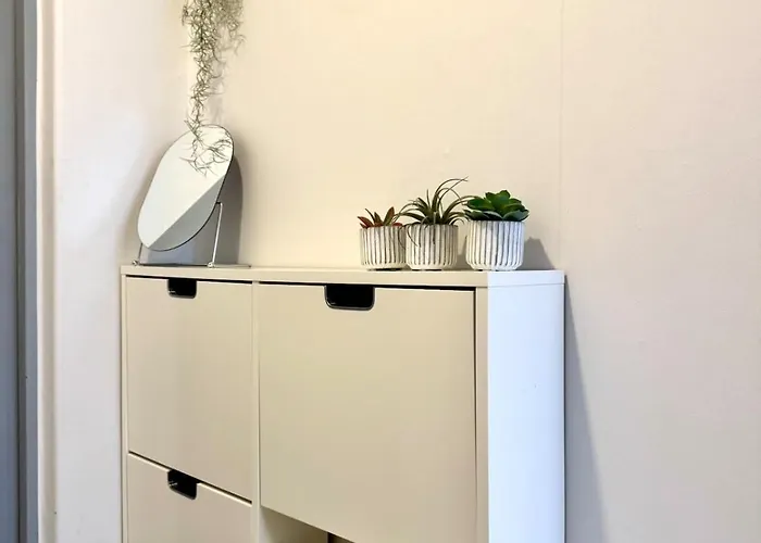 1 Min To Subway , 3 Queen Beds , Up To 6 Guests , Center * Seul