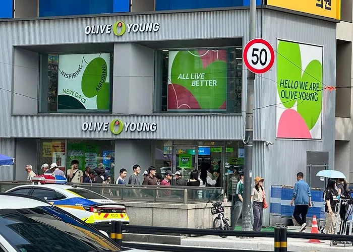 1 Min To Subway , 3 Queen Beds , Up To 6 Guests , Center Seul